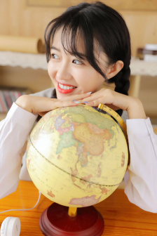 两女一杯